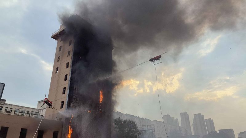 郑州市举行无人机高层建筑灭火救援大型实战演练